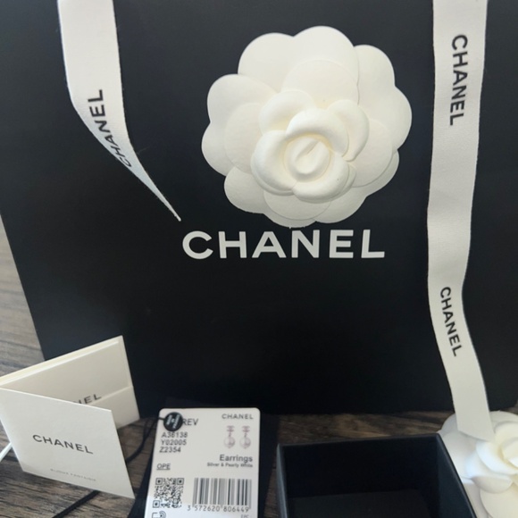 Authentic Chanel pearl CC earrings - Picture 2 of 6